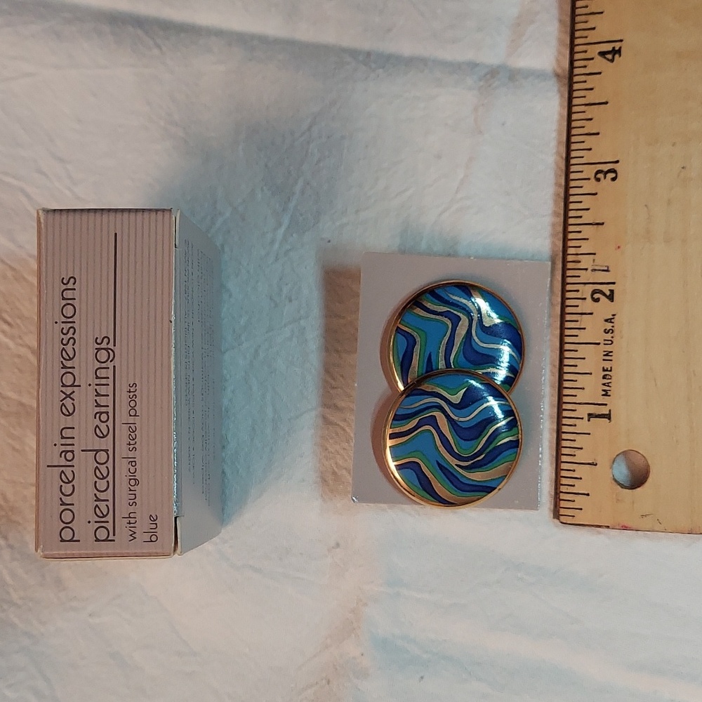 Avon porcelain expressions pierced earrings